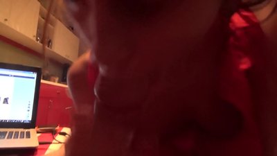 Școlăriță îi suge pula fratelui ei în timp ce nu e nimeni acasă