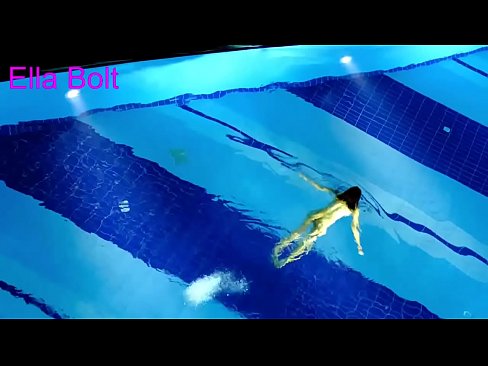 ❤️ Nu mă pot opri din privit, tânără blondă surprinsă înotând goală în piscina stațiunii ELLA BOLT ☑  at ro.elitemangas.top ☑